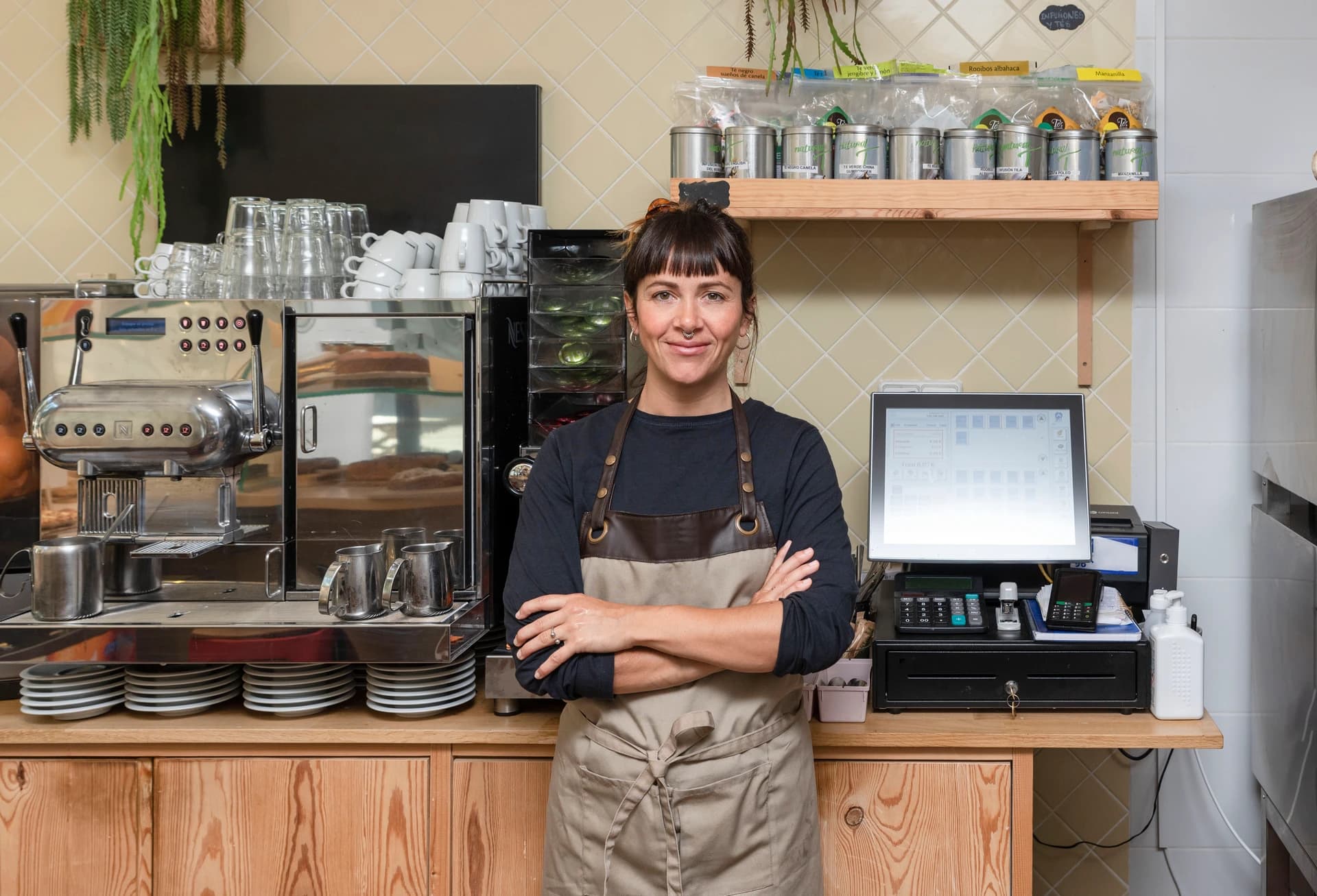 Barista im modernen Café hinter der Theke