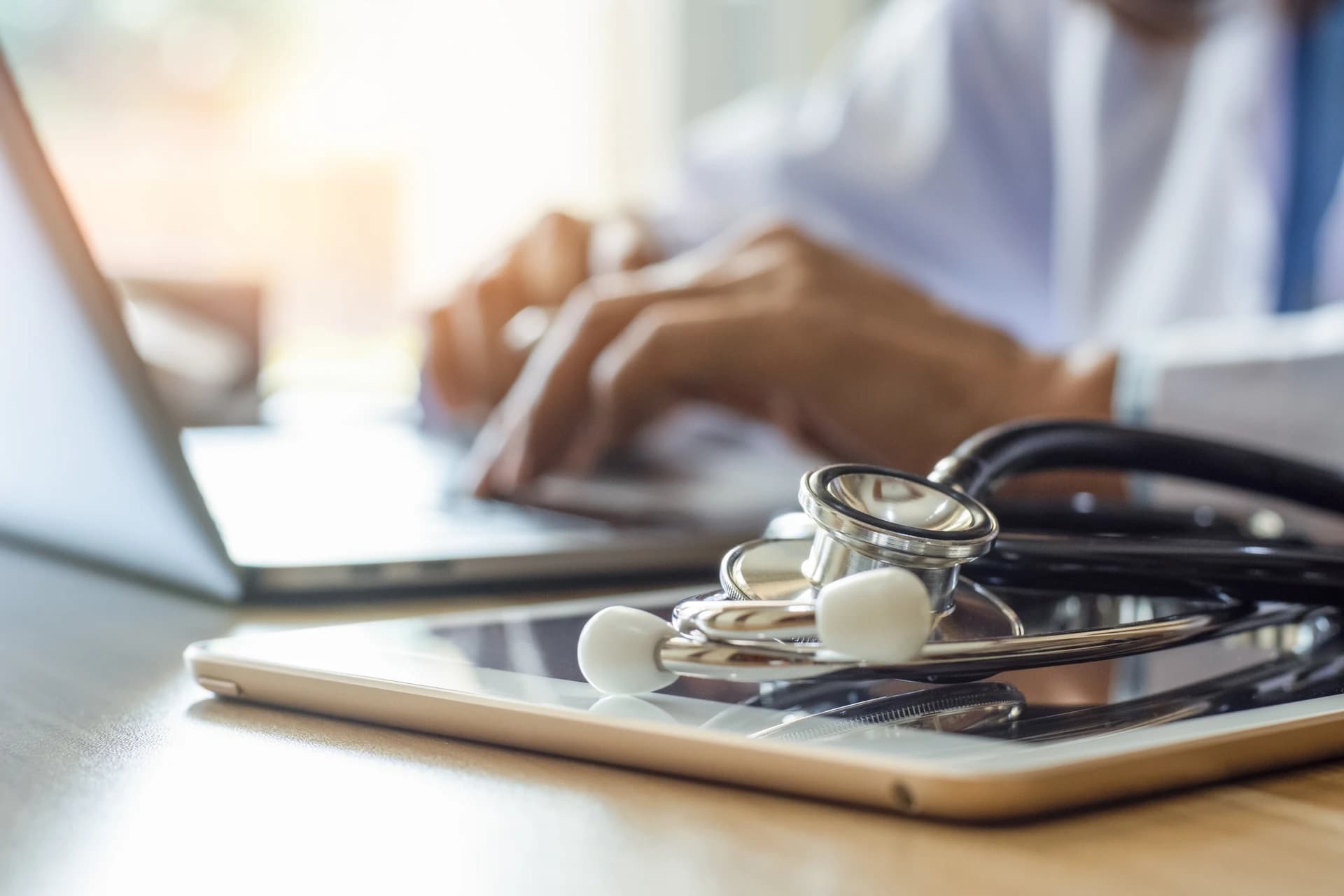 Digitale Patientenakte in moderner Arztpraxis