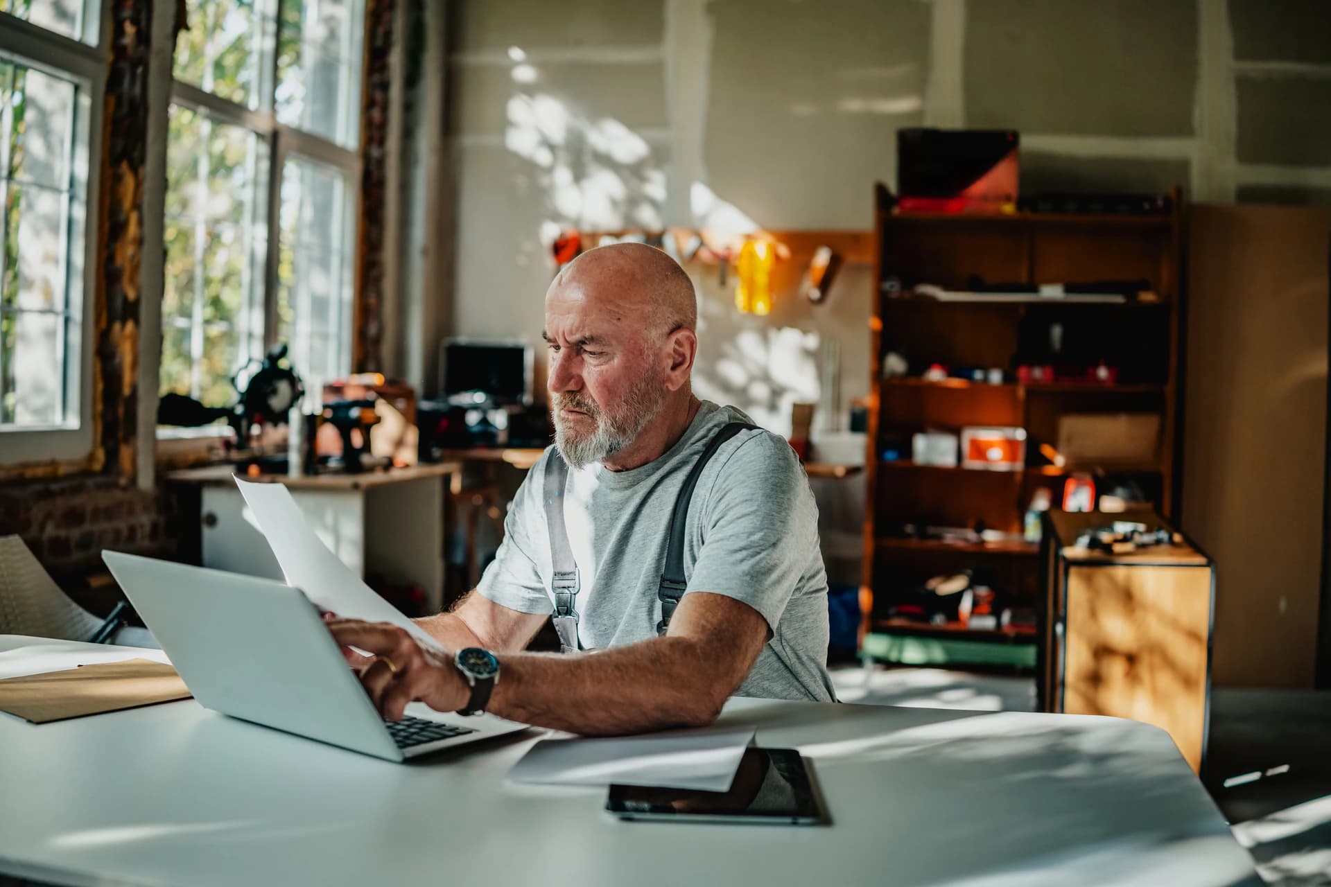 Selbstständiger Unternehmer arbeitet am Laptop im Atelier