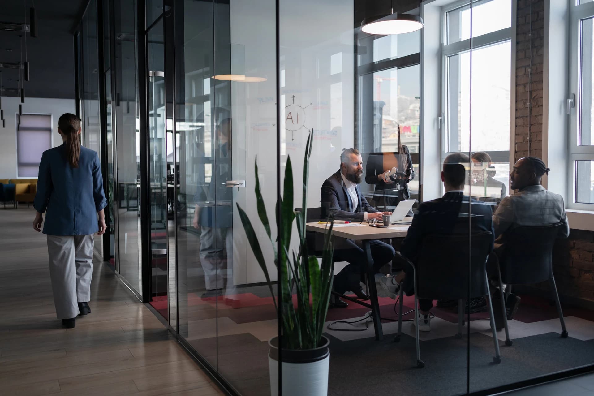 KI-Strategie-Meeting im modernen Glas-Konferenzraum